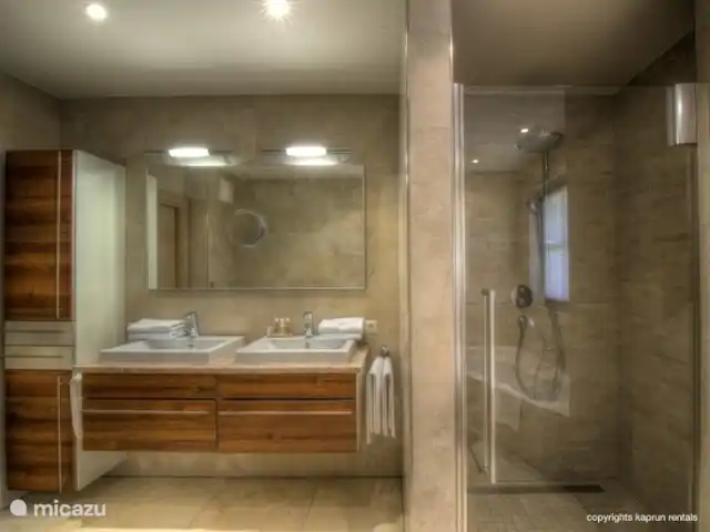 penthouse huren in Oostenrijk, Salzburgerland, Kaprun – Residenz an der Burg PenthouseTop7B Vanuit drie slaapkamers heeft u direct toegang tot het balkon en een eigen badkamer. Er zijn twee separate toiletten en als klap op de vuurpijl is er ook nog een sauna aanwezig.