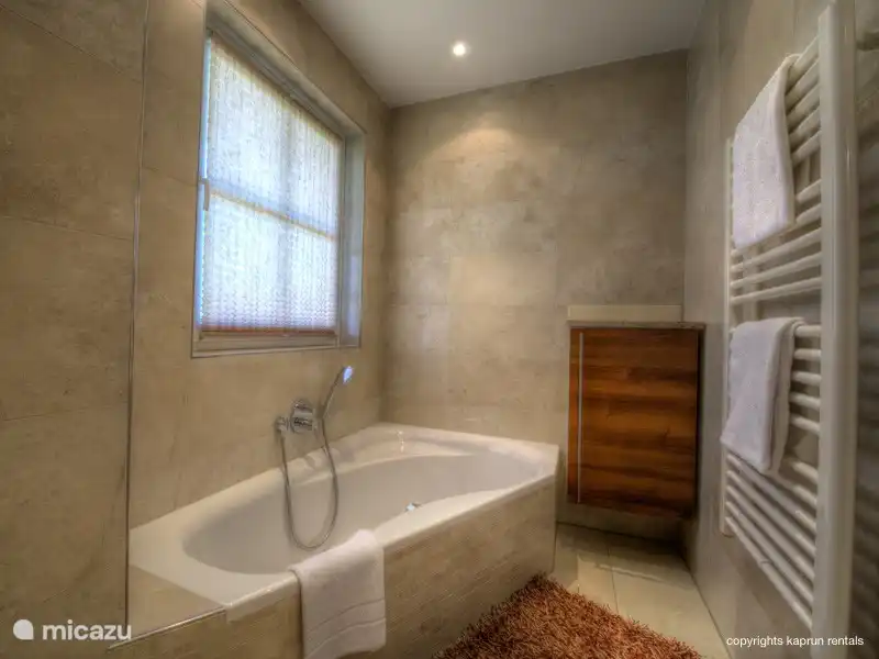 Drei der vier Schlafzimmer haben ein eigenes Badezimmer und es gibt zwei separate Toiletten und zu allem Überfluss, können Sie Ihre eigene Sauna haben.