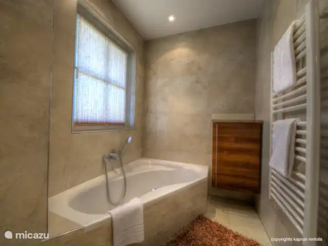 penthouse huren in Oostenrijk, Salzburgerland, Kaprun – Residenz an der Burg PenthouseTop7B Vanuit drie slaapkamers heeft u direct toegang tot het balkon en een eigen badkamer. Er zijn twee separate toiletten en als klap op de vuurpijl is er ook nog een sauna aanwezig.