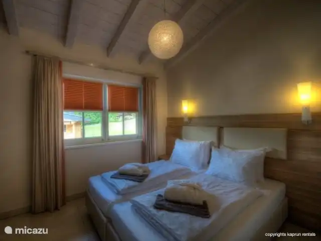 penthouse huren in Oostenrijk, Salzburgerland, Kaprun – Residenz an der Burg PenthouseTop7B Er zijn 4 slaapkamers, allen zeer ruim opgezet met veel kastruimte. De “master bedroom” heeft zelfs een bureau, inloopkast en een extra ruime badkamer (douche, bad, toilet en dubbele wastafel). Vanuit drie slaapkamers heeft u direct toegang tot het balkon en een eigen badkamer.