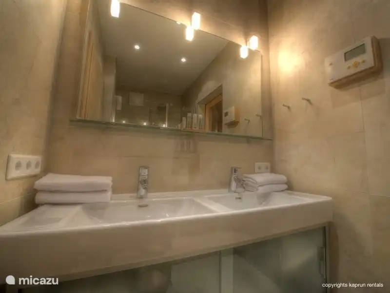 Drei der vier Schlafzimmer haben ein eigenes Badezimmer und es gibt zwei separate Toiletten und zu allem Überfluss, können Sie Ihre eigene Sauna haben.