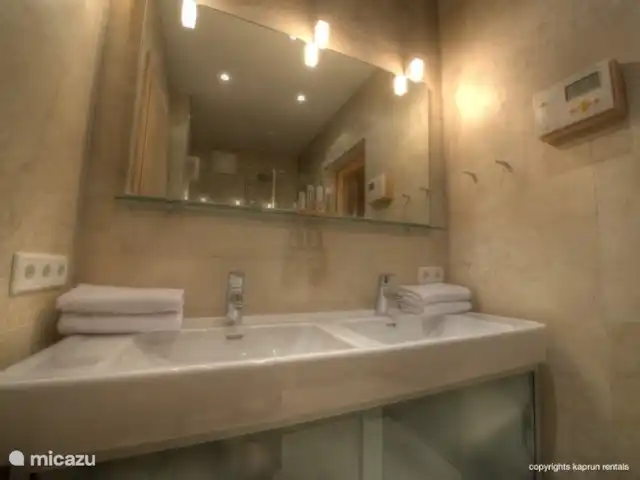 penthouse huren in Oostenrijk, Salzburgerland, Kaprun – Residenz an der Burg PenthouseTop7B Vanuit drie slaapkamers heeft u direct toegang tot het balkon en een eigen badkamer. Er zijn twee separate toiletten en als klap op de vuurpijl is er ook nog een sauna aanwezig.