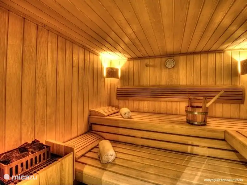 Drei der vier Schlafzimmer haben ein eigenes Badezimmer und es gibt zwei separate Toiletten und zu allem Überfluss, können Sie Ihre eigene Sauna haben.