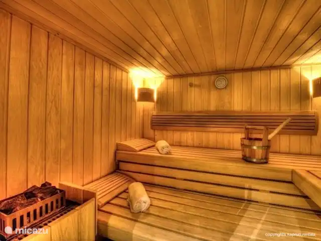 penthouse huren in Oostenrijk, Salzburgerland, Kaprun – Residenz an der Burg PenthouseTop7B Vanuit drie slaapkamers heeft u direct toegang tot het balkon en een eigen badkamer. Er zijn twee separate toiletten en als klap op de vuurpijl is er ook nog een sauna aanwezig.