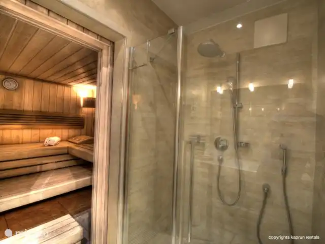 penthouse huren in Oostenrijk, Salzburgerland, Kaprun – Residenz an der Burg PenthouseTop7B Vanuit drie slaapkamers heeft u direct toegang tot het balkon en een eigen badkamer. Er zijn twee separate toiletten en als klap op de vuurpijl is er ook nog een sauna aanwezig.