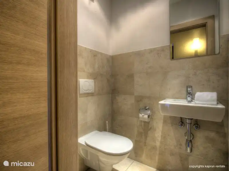 Drei der vier Schlafzimmer haben ein eigenes Badezimmer und es gibt zwei separate Toiletten und zu allem Überfluss, können Sie Ihre eigene Sauna haben.