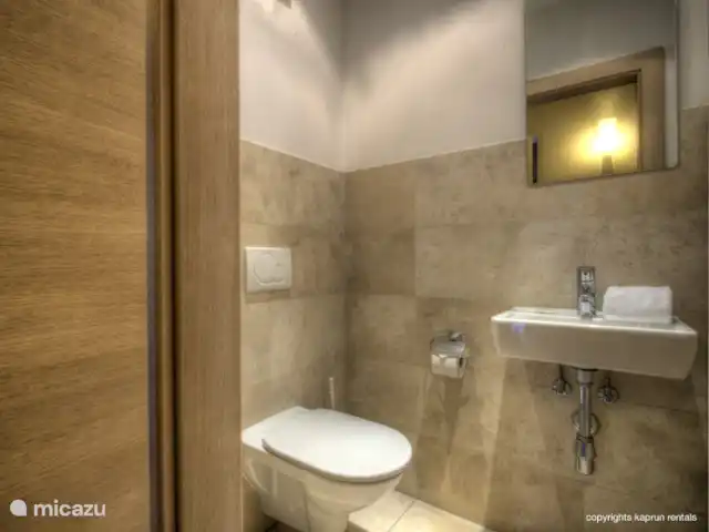 penthouse huren in Oostenrijk, Salzburgerland, Kaprun – Residenz an der Burg PenthouseTop7B Vanuit drie slaapkamers heeft u direct toegang tot het balkon en een eigen badkamer. Er zijn twee separate toiletten en als klap op de vuurpijl is er ook nog een sauna aanwezig.
