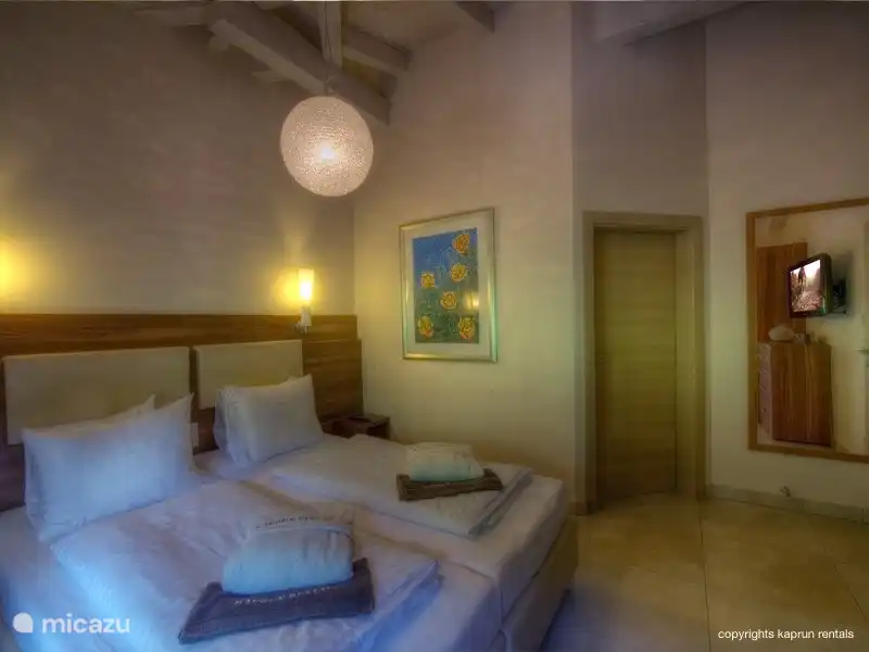 Es gibt 4 Schlafzimmer, die alle sehr geräumig und mit viel Stau sind. Die Master-Schlafzimmer verfügt über einen Schreibtisch, geräumigen, begehbaren Kleiderschrank und ein großes Bad, vom Schlafzimmer aus haben Sie direkten Zugang zum Balkon. 