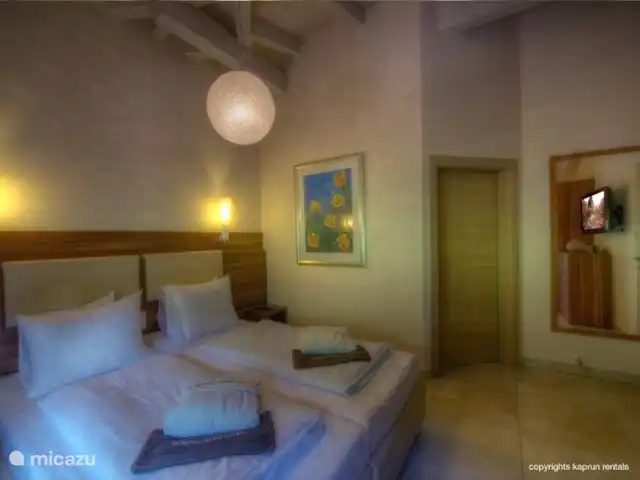 penthouse huren in Oostenrijk, Salzburgerland, Kaprun – Residenz an der Burg PenthouseTop7B Er zijn 4 slaapkamers, allen zeer ruim opgezet met veel kastruimte. De “master bedroom” heeft zelfs een bureau, inloopkast en een extra ruime badkamer (douche, bad, toilet en dubbele wastafel). Vanuit drie slaapkamers heeft u direct toegang tot het balkon en een eigen badkamer.