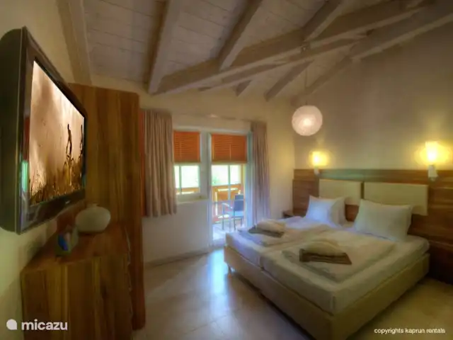 penthouse huren in Oostenrijk, Salzburgerland, Kaprun – Residenz an der Burg PenthouseTop7B Er zijn 4 slaapkamers, allen zeer ruim opgezet met veel kastruimte. De “master bedroom” heeft zelfs een bureau, inloopkast en een extra ruime badkamer (douche, bad, toilet en dubbele wastafel). Vanuit drie slaapkamers heeft u direct toegang tot het balkon en een eigen badkamer.