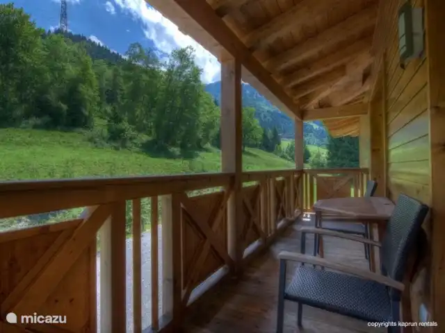 penthouse huren in Oostenrijk, Salzburgerland, Kaprun – Residenz an der Burg PenthouseTop7B Het moderne, luxe penthouse heeft vier gigantische balkons waar u kunt genieten van de zon, de omliggende bergen, het dorp en een uit de 12e eeuw stammende burcht.