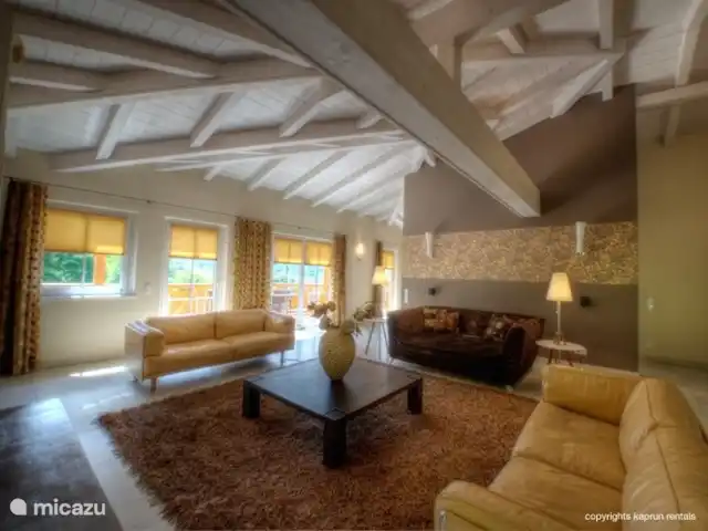 penthouse huren in Oostenrijk, Salzburgerland, Kaprun – Residenz an der Burg PenthouseTop7B De living is het hart van het penthouse en gesitueerd om de grote open haard. De perfecte plek om gezamenlijk met uw vrienden of familie heerlijk te ontspannen.