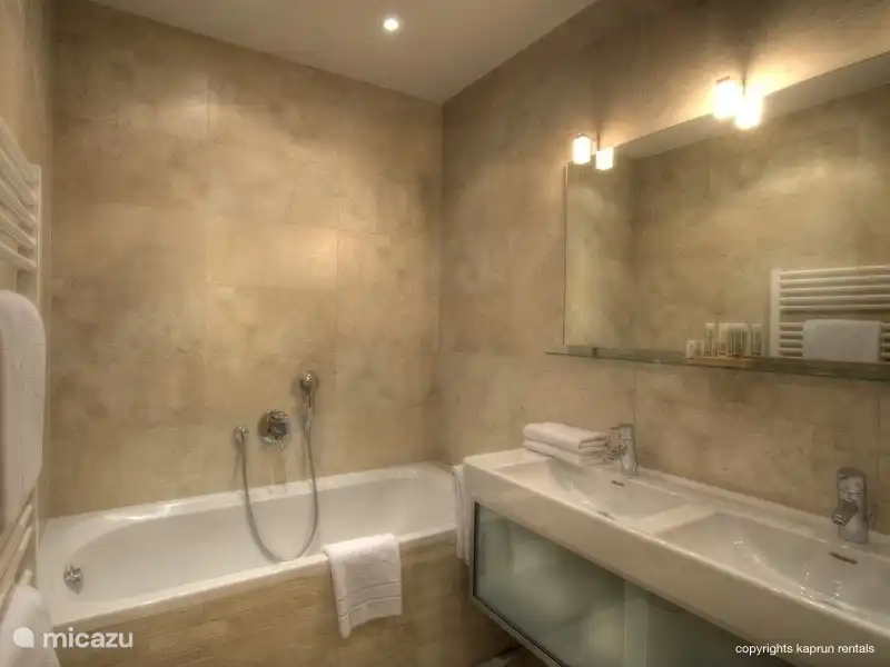 Drei der vier Schlafzimmer haben ein eigenes Badezimmer und es gibt zwei separate Toiletten und zu allem Überfluss, können Sie Ihre eigene Sauna haben.