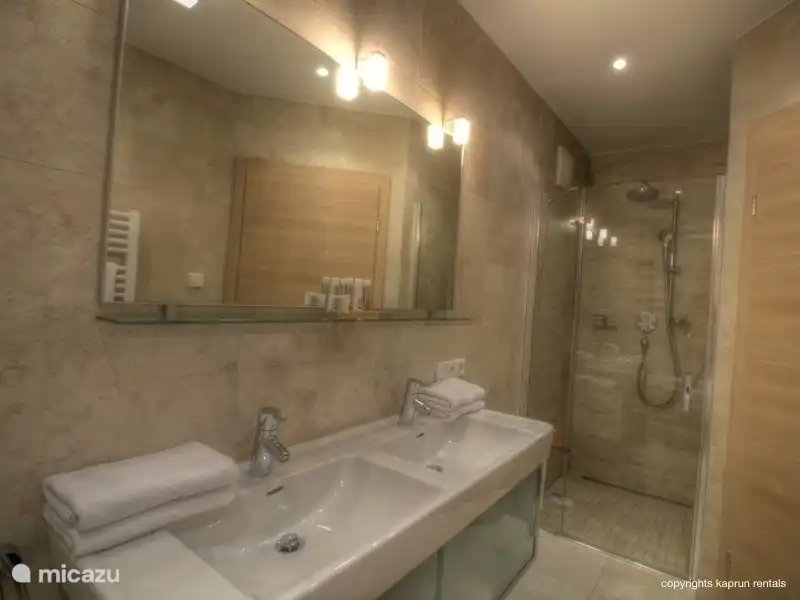 Drei der vier Schlafzimmer haben ein eigenes Badezimmer und es gibt zwei separate Toiletten und zu allem Überfluss, können Sie Ihre eigene Sauna haben.