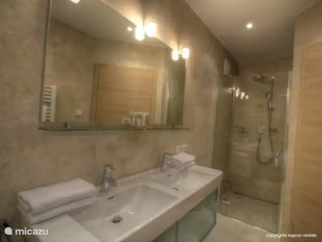 penthouse huren in Oostenrijk, Salzburgerland, Kaprun – Residenz an der Burg PenthouseTop7B Vanuit drie slaapkamers heeft u direct toegang tot het balkon en een eigen badkamer. Er zijn twee separate toiletten en als klap op de vuurpijl is er ook nog een sauna aanwezig.