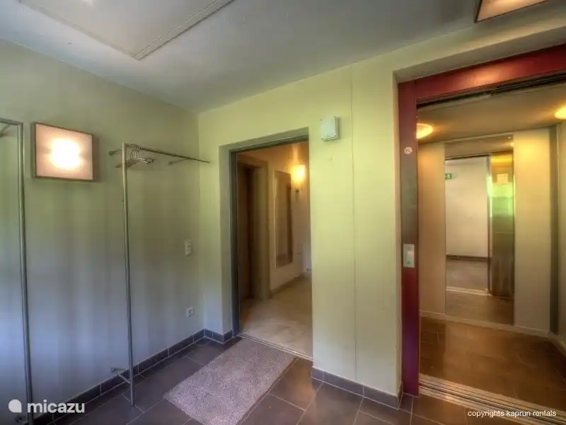 Der Eingang mit Aufzug.