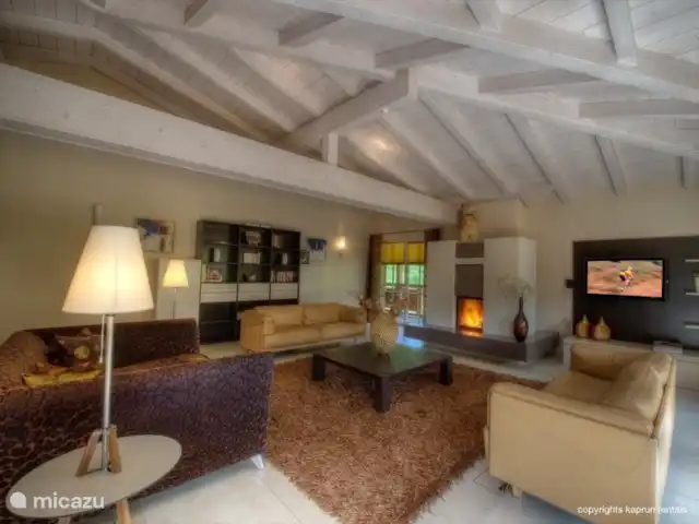 penthouse huren in Oostenrijk, Salzburgerland, Kaprun – Residenz an der Burg PenthouseTop7B De living is het hart van het penthouse en gesitueerd om de grote open haard. De perfecte plek om gezamenlijk met uw vrienden of familie heerlijk te ontspannen.