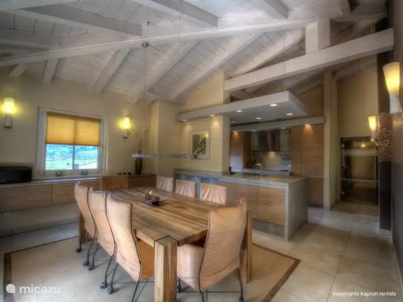 Die Wohnung verfügt über eine große, offene Küche, die komplett ausgestattet ist und einen gemütlichen stilvollen Essbereich. 