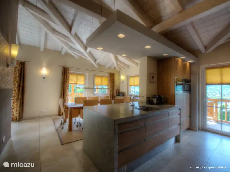 Die Wohnung verfügt über eine große, offene Küche, die komplett ausgestattet ist und einen gemütlichen stilvollen Essbereich. 