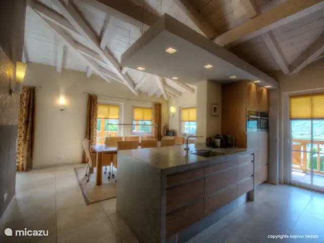penthouse huren in Oostenrijk, Salzburgerland, Kaprun – Residenz an der Burg PenthouseTop7B Het appartement is voorzien van een ruime luxe open keuken, waar alles aanwezig is om een heerlijk feestmaal te bereiden, waarna u deze kunt nuttigen aan de 8-10 persoons eettafel.