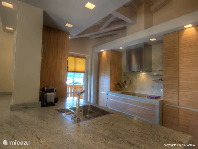 Die Wohnung verfügt über eine große, offene Küche, die komplett ausgestattet ist und einen gemütlichen stilvollen Essbereich. 