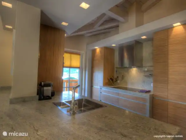 penthouse huren in Oostenrijk, Salzburgerland, Kaprun – Residenz an der Burg PenthouseTop7B Het appartement is voorzien van een ruime luxe open keuken, waar alles aanwezig is om een heerlijk feestmaal te bereiden, waarna u deze kunt nuttigen aan de 8-10 persoons eettafel.
