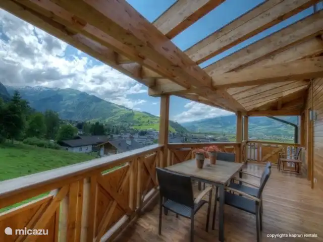 penthouse huren in Oostenrijk, Salzburgerland, Kaprun – Residenz an der Burg PenthouseTop7B Het moderne, luxe penthouse heeft vier gigantische balkons waar u kunt genieten van de zon, de omliggende bergen, het dorp en een uit de 12e eeuw stammende burcht.