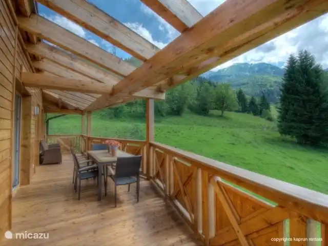 penthouse huren in Oostenrijk, Salzburgerland, Kaprun – Residenz an der Burg PenthouseTop7B Het moderne, luxe penthouse heeft vier gigantische balkons waar u kunt genieten van de zon, de omliggende bergen, het dorp en een uit de 12e eeuw stammende burcht.