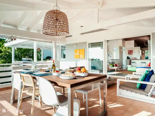 Ç Ver Villa en Curazao, Banda Arriba (este), Bapor Kibra - casa vacacional Amplio porche con conjunto de porche, zona de BBQ y 2 mesas de comedor.