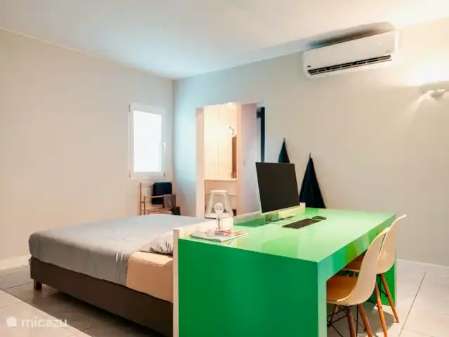 Ç Ver Villa en Curazao, Banda Arriba (este), Bapor Kibra - casa vacacional Dormitorio principal con escritorio exclusivo.
