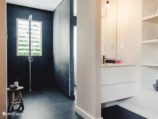 Ç Ver Villa en Curazao, Banda Arriba (este), Bapor Kibra - casa vacacional Ducha a ras de suelo en el dormitorio principal