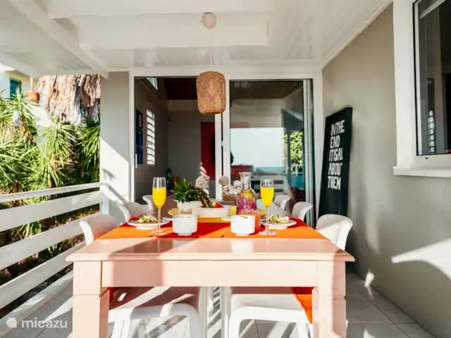 Ç Ver Villa en Curazao, Banda Arriba (este), Bapor Kibra - casa vacacional Desayuno en el porche.
