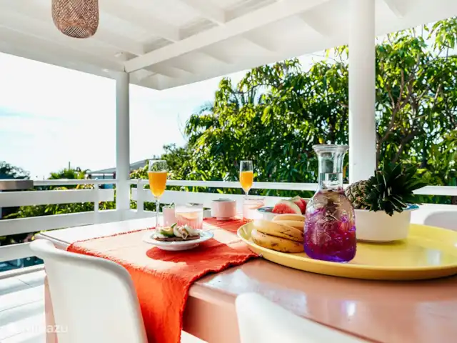 Ç Ver Villa en Curazao, Banda Arriba (este), Bapor Kibra - casa vacacional Gran mango junto al porche.