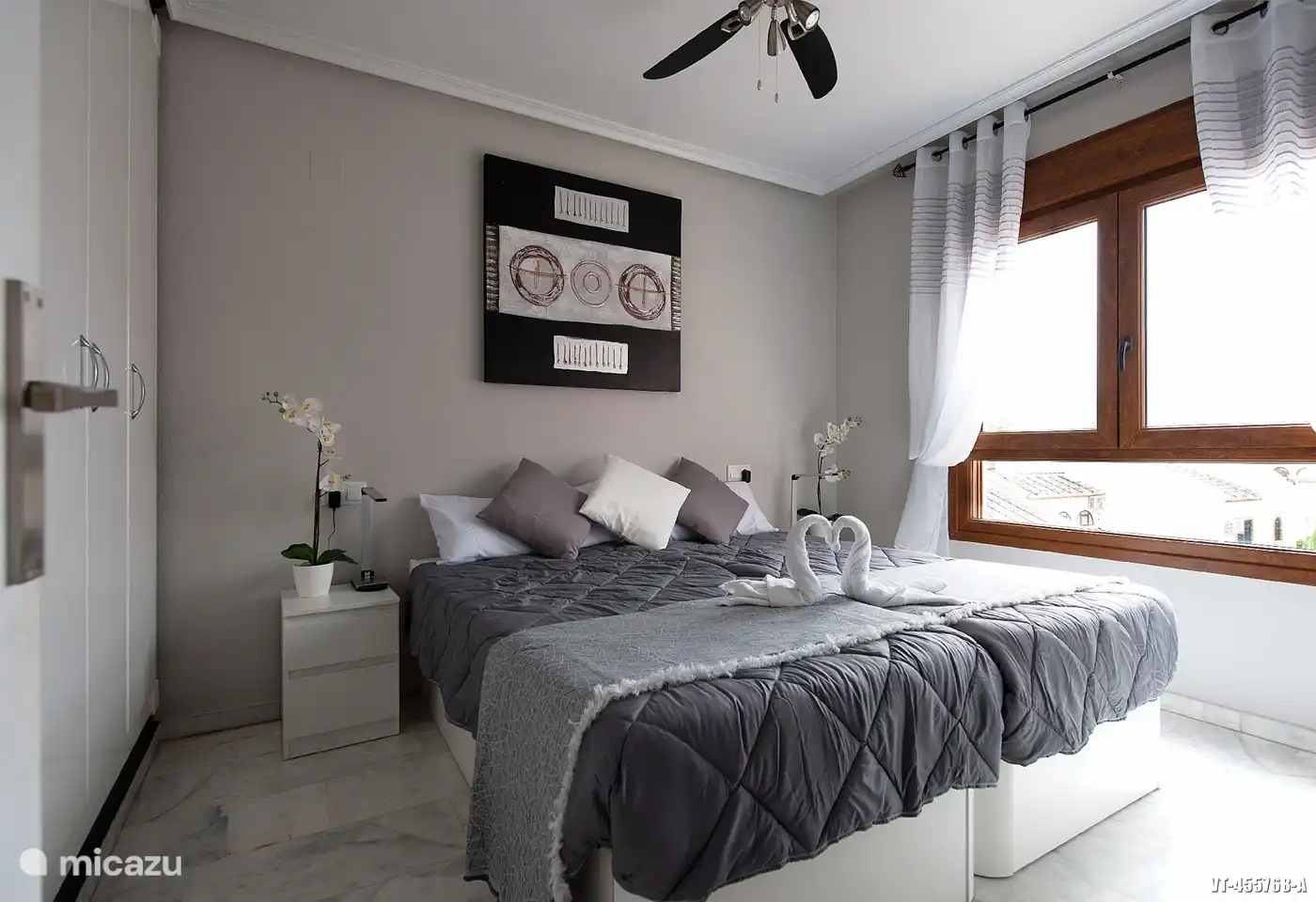 Slaapkamer 1 met 2 eenpersoonsbedden, inbouwkast en inloopdouche.