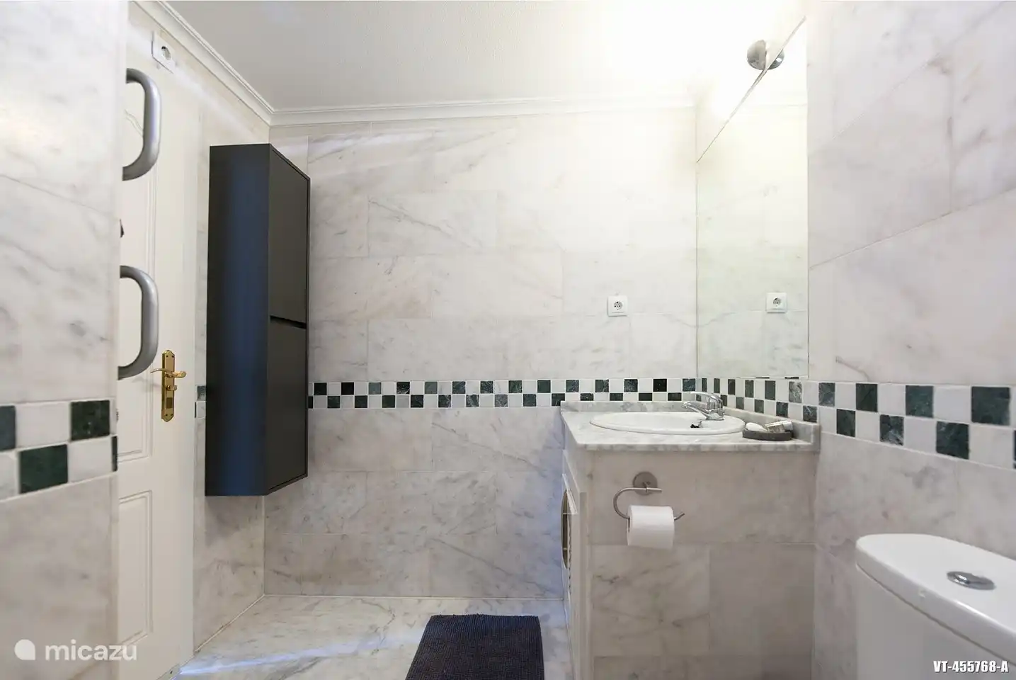 Inloopdouche met wastafel en toilet in slaapkamer 1.