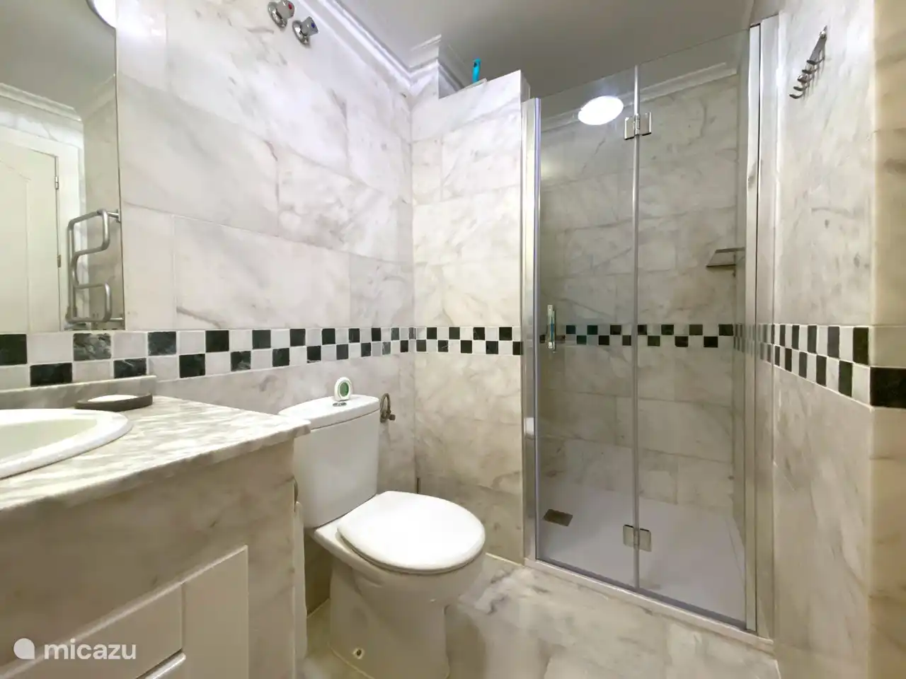 Inloopdouche met wastafel en toilet in slaapkamer 1.