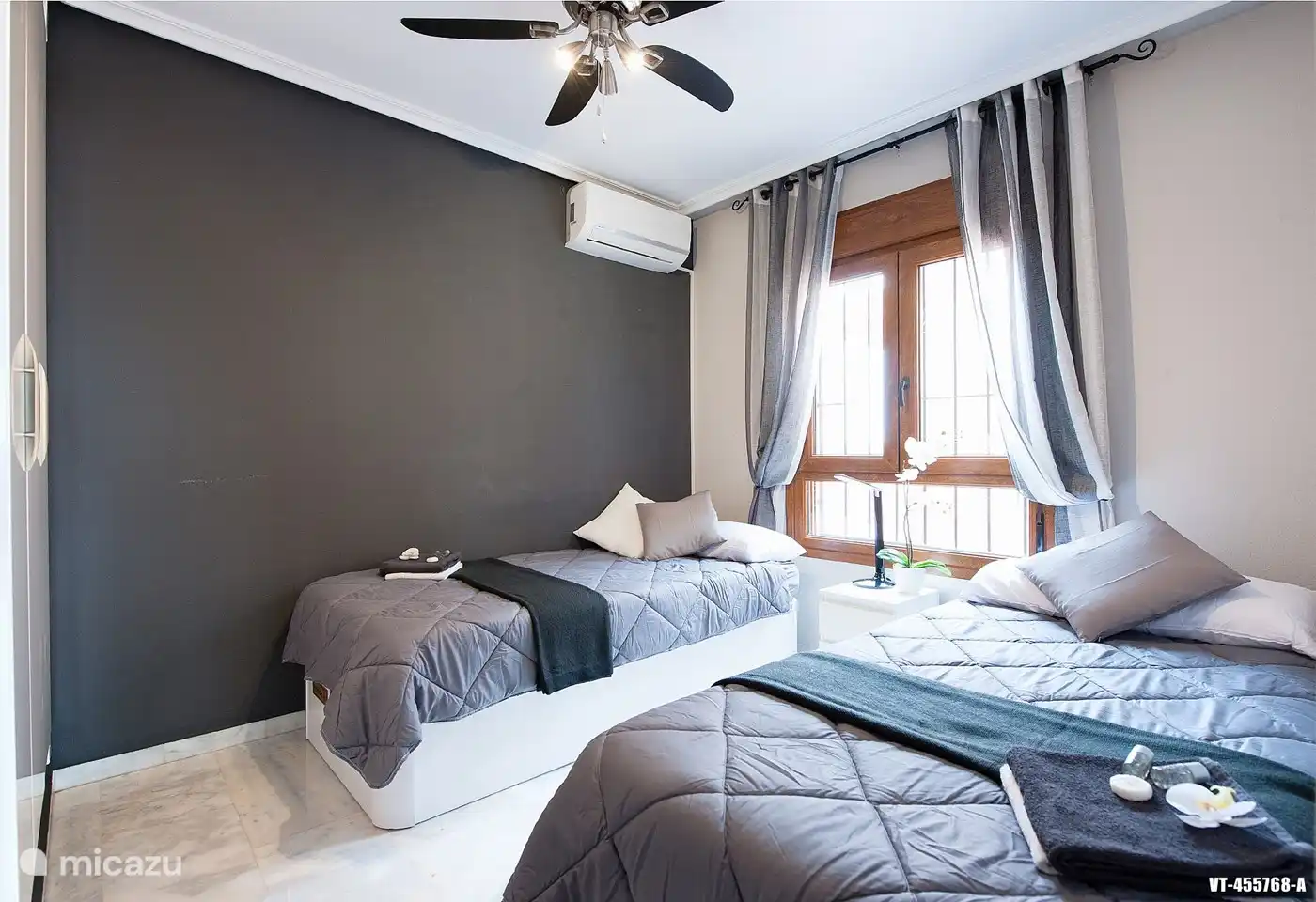 Slaapkamer 2 met 2 eenpersoonsbedden, inbouwkast en inloopdouche.