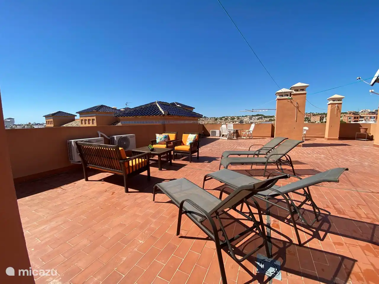 4 ligbedden beschikbaar op het gezamenlijke dakterras.