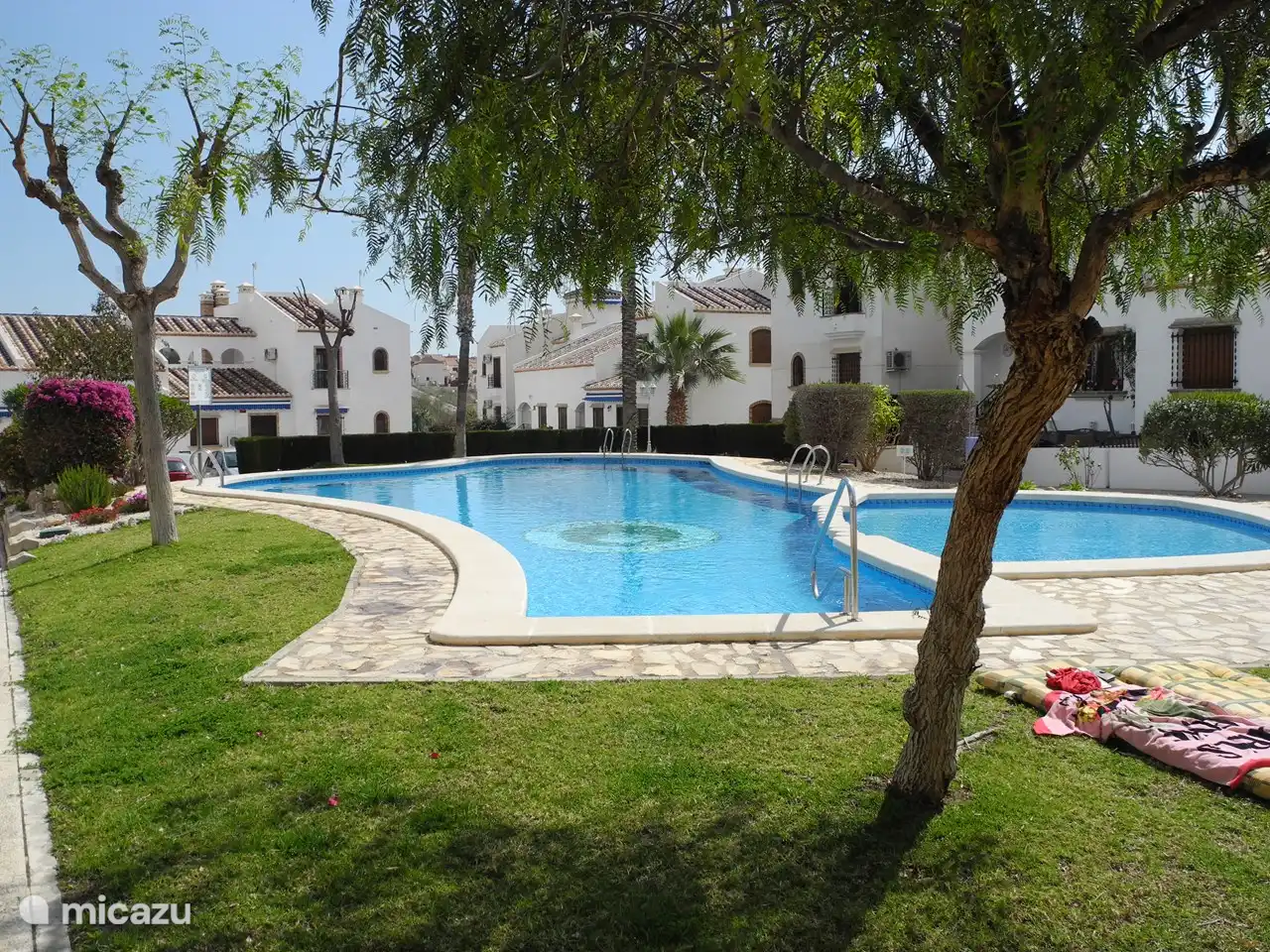 Gezamenlijk zwembad met ligweide en douches.