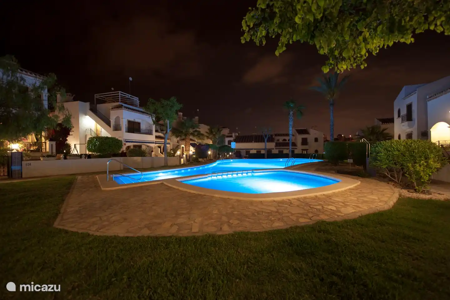 Gezamenlijk zwembad met ligweide en douches.