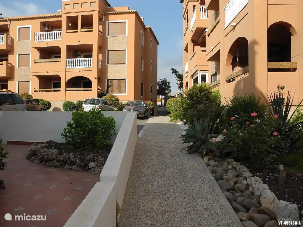 Mooie goed onderhouden groenvoorziening op het complex