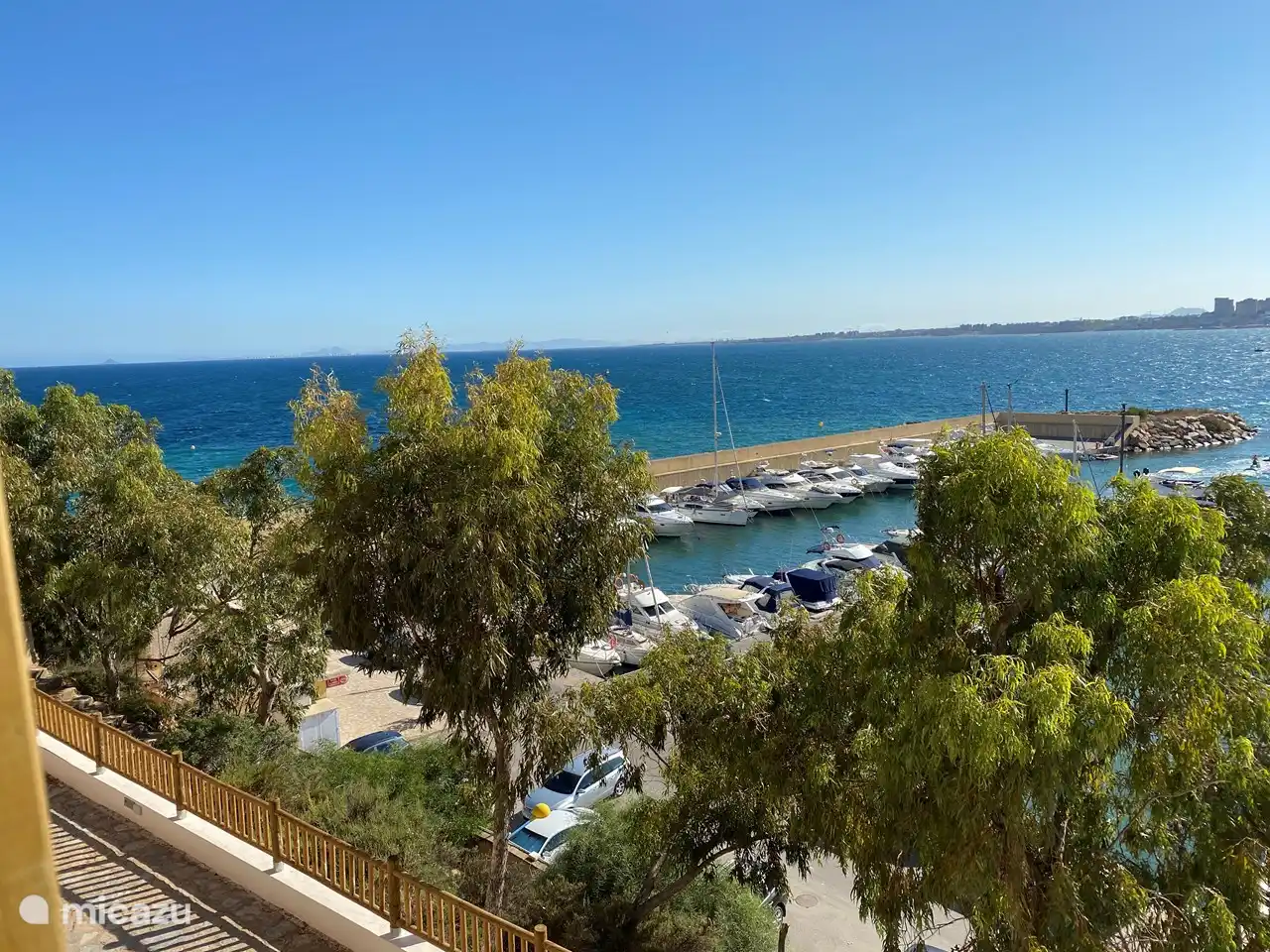 Cabo Roig haven, u kunt hier een boot huren. Slechts 10 minuten rijden vanaf het appartement