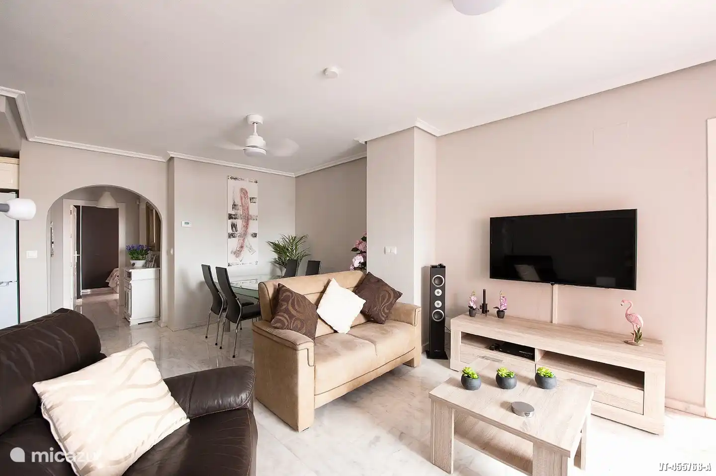 Woonkamer ingericht met 2 relaxfautteuls een tweezitsbank, Flatscreen TV met Nederlandse zenders.