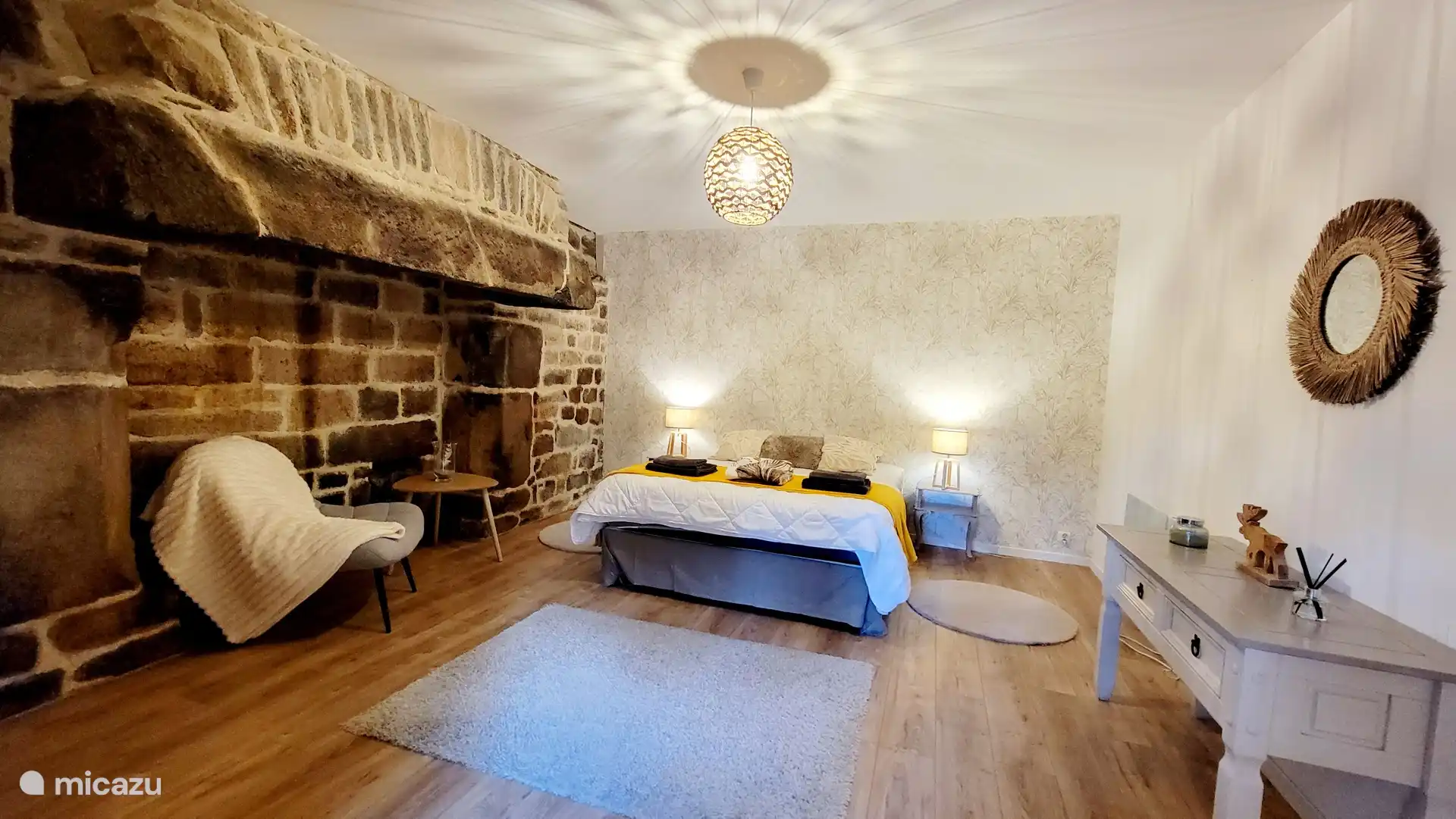 zeer ruime slaapkamer met comfotabel bed 160 x 200