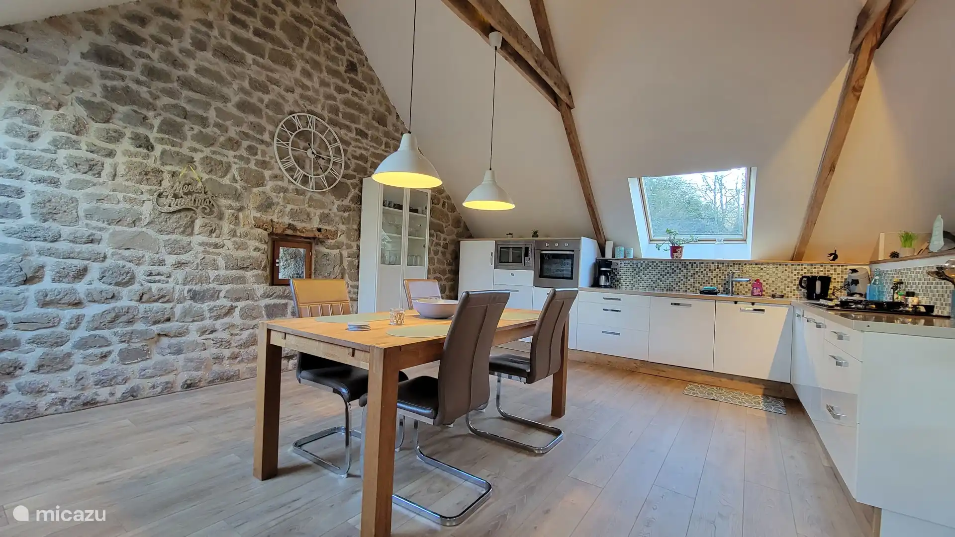 grote open keuken met eettafel