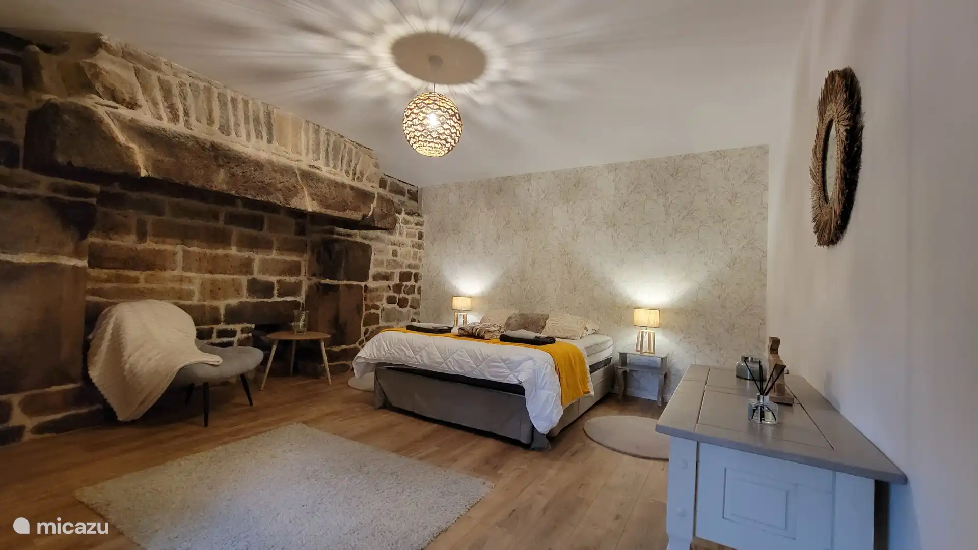 de slaapkamer met grote stenen schouw