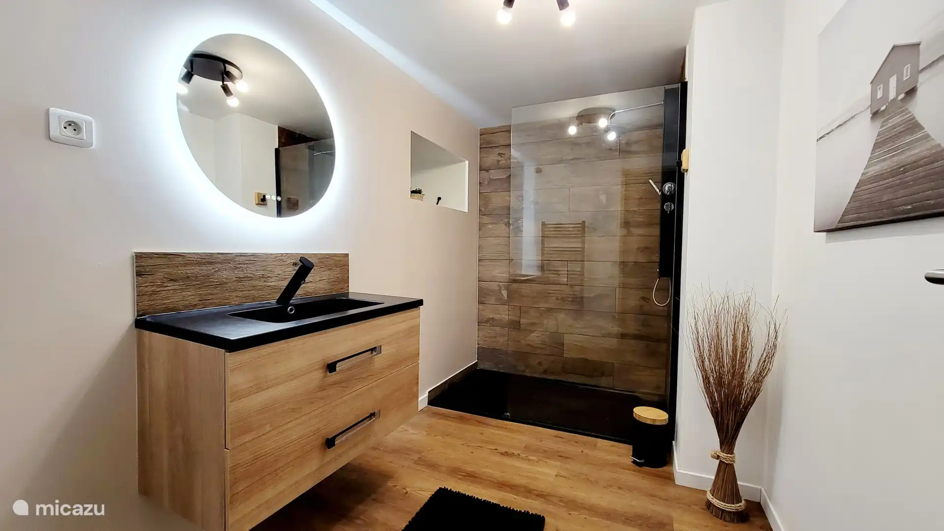 moderne badkamer met grote douche