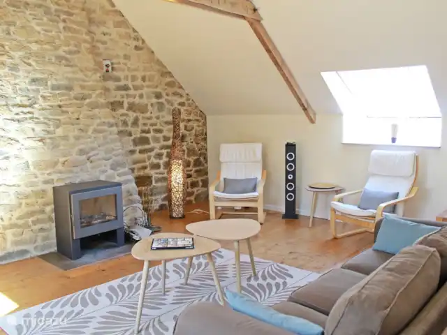 L'Hirondelle - un lugar especial en Francia, Morbihan, Ploërdut - casa vacacional salón luminoso con techo alto