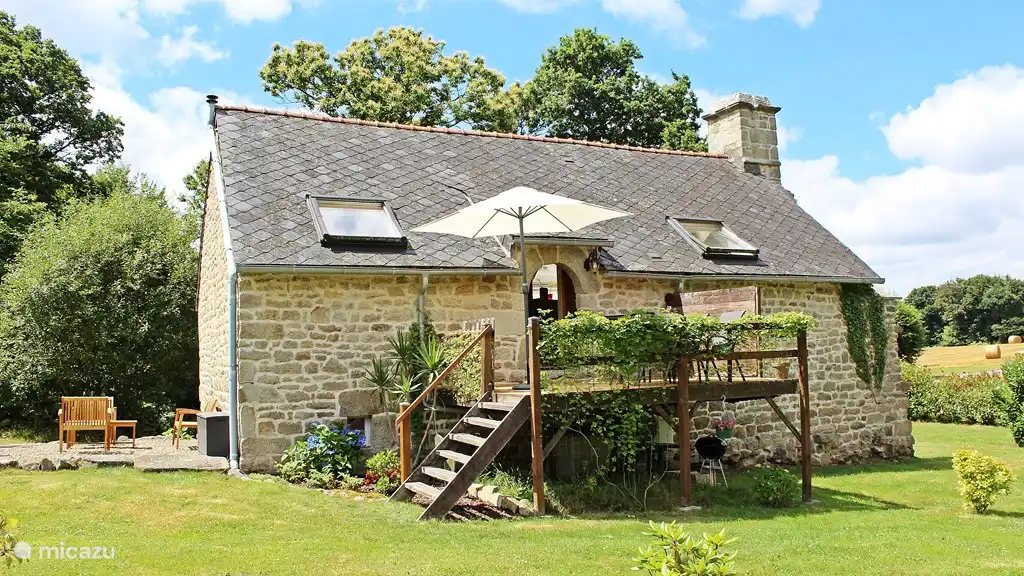 covers arras with views over the pasture
