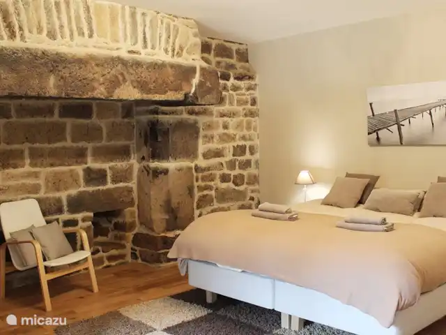 L'Hirondelle - un lugar especial en Francia, Morbihan, Ploërdut - casa vacacional Amplio dormitorio con hermosa chimenea de piedra.